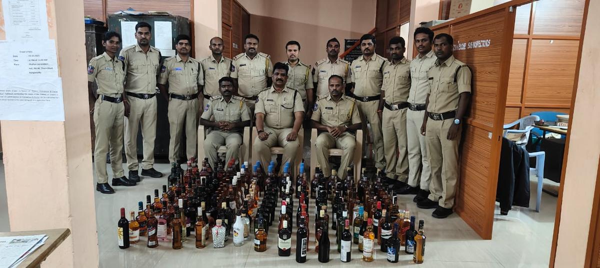 Rewa Police Illegal Liquor Raid: रीवा के सेमरिया में पुलिस ने जमीन खोदकर निकाली 9 पेटी अवैध शराब।