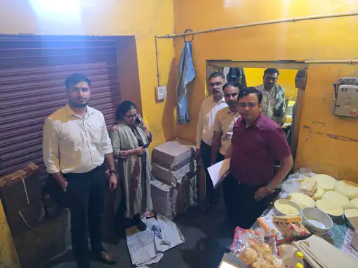 Holi 2026: मिलावटखोरों पर प्रशासन का हंटर, कलेक्टर के निर्देश पर डेयरी और मिठाई दुकानों पर छापा