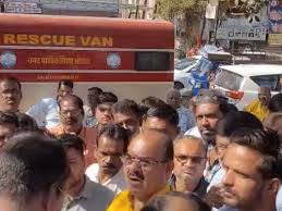 Bhopal News: भोपाल के जवाहर चौक में नगर निगम की 5 दुकानों के छज्जे गिर गए। मेट्रो काम के चलते हादसा होने की आशंका। विधायक भगवान दास सबनानी मौके पर पहुंचे।